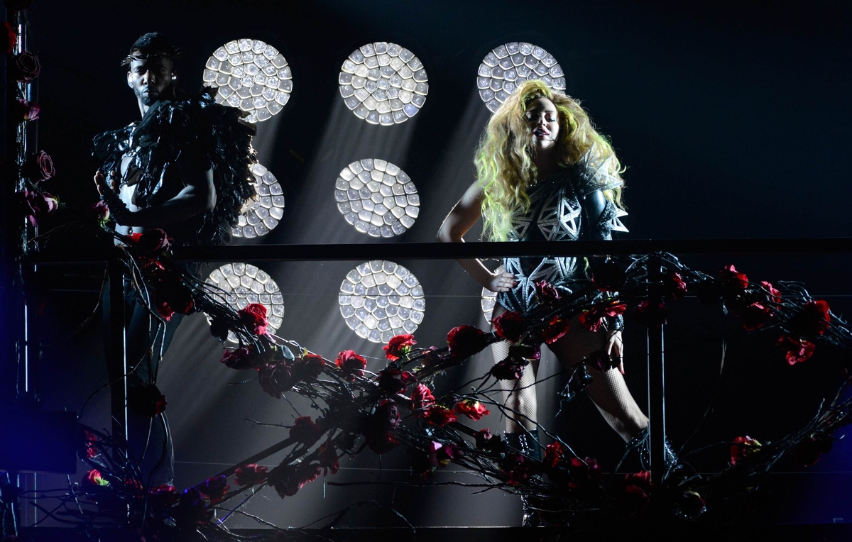 Леди Гага концерт. Lady Gaga Live. Lady Gaga Stage Fan made. Леди Гага фото на троне клип.